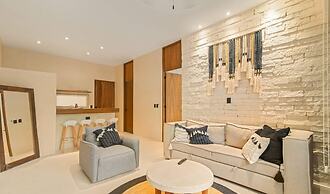 Spacious 3 Br. W/private Pool Exclusive Gym