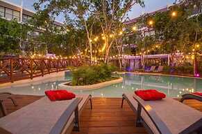 Studio W/private Pool Gym Relaxing Green Areas