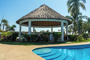 Family House with Pool 10 min airport