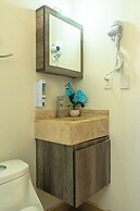 Family House with Pool 10 min airport