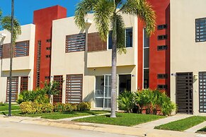 Family House with Pool 10 min airport