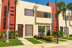 Family House with Pool 10 min airport