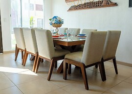 Family House with Pool 10 min airport