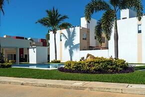 Family House with Pool 10 min airport