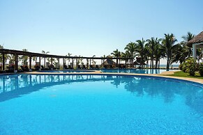 Family House with Pool 10 min airport