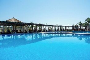 Family House with Pool 10 min airport