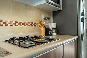 Family House with Pool 10 min airport