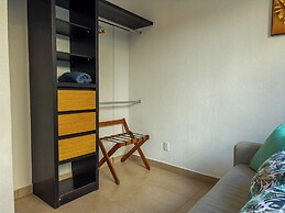 Family House with Pool 10 min airport