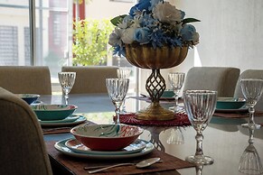 Family House with Pool 10 min airport