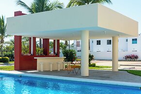 Family House with Pool 10 min airport