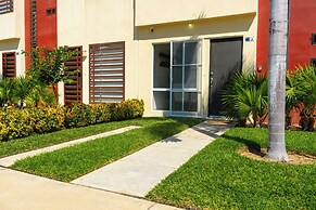 Family House with Pool 10 min airport