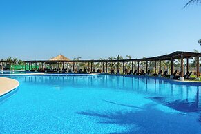 Family House with Pool 10 min airport