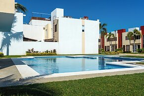 Family House with Pool 10 min airport