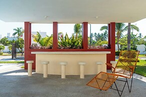 Family House with Pool 10 min airport