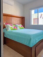 Family House with Pool 10 min airport