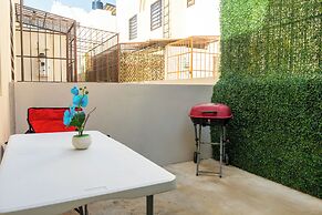 Family House with Pool 10 min airport