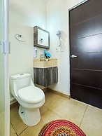 Family House with Pool 10 min airport