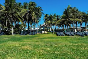 Family House with Pool 10 min airport