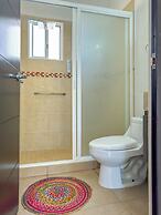 Family House with Pool 10 min airport