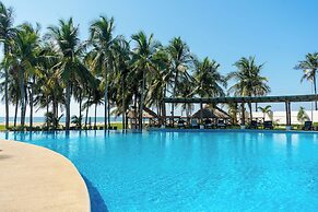 Family House with Pool 10 min airport