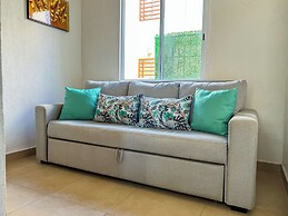 Family House with Pool 10 min airport