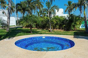 Family House with Pool 10 min airport