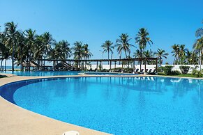 Family House with Pool 10 min airport