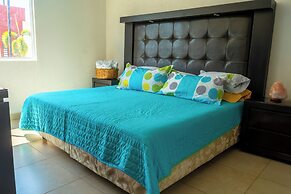 Family House with Pool 10 min airport