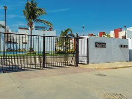 Family House with Pool 10 min airport