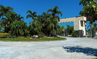 Family House with Pool 10 min airport