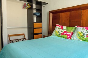 Family House with Pool 10 min airport