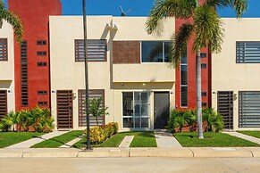 Family House with Pool 10 min airport