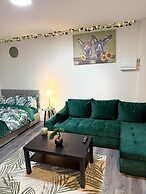 Serene Garden Room Suite City Centre