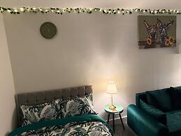 Serene Garden Room Suite City Centre