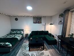 Serene Garden Room Suite City Centre