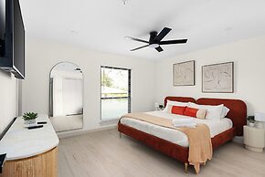 Luxury Zilker Home Pool Hot Tub Kitchen