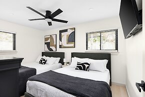 Luxury Zilker Home Pool Hot Tub Kitchen