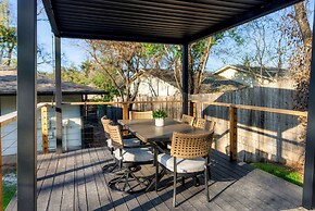 Luxury Zilker Home Pool Hot Tub Kitchen