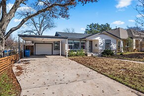 Fun 3BR Retreat in Austin Huge Pool
