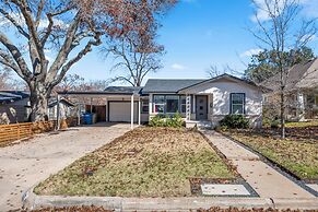 Fun 3BR Retreat in Austin Huge Pool