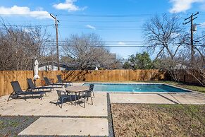 Fun 3BR Retreat in Austin Huge Pool