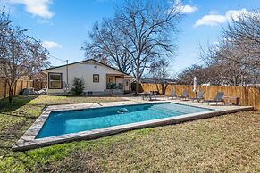 Fun 3BR Retreat in Austin Huge Pool