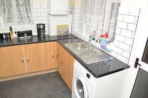 4 Bedroom House in Grays - Sleeps 6 & Parking