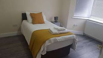 4 Bedroom House in Grays - Sleeps 6 & Parking