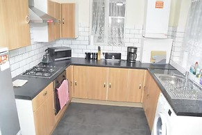 4 Bedroom House in Grays - Sleeps 6 & Parking