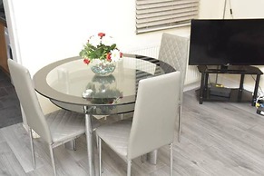 4 Bedroom House in Grays - Sleeps 6 & Parking