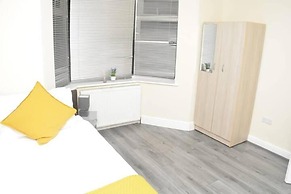 4 Bedroom House in Grays - Sleeps 6 & Parking