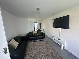 Housesleeps6-freeparking-wifi-contractors-garden
