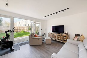 Stylish 3-bed Townhouse With 3 Baths in Southgate