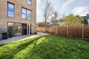 Stylish 3-bed Townhouse With 3 Baths in Southgate